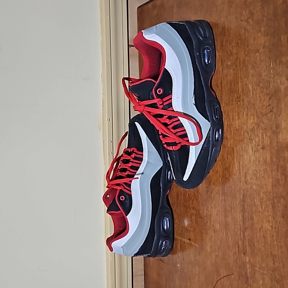 Sneaker - Picture 2 of 4